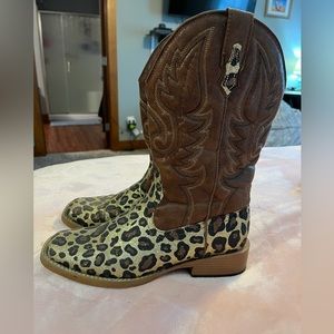 Roper women’s western boot, leopard, size 8 1/2!